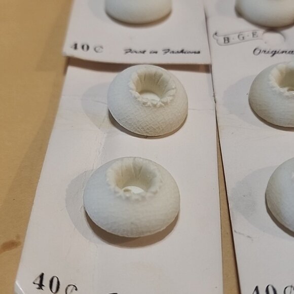 Vintage BGE ORIGINALS White Plastic Buttons Made In Japan Lot 10 On Cards - Picture 2 of 6